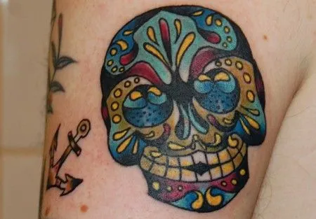 TATUAJE DE UNA CALAVERA DE AZÚCAR EN EL BRAZO