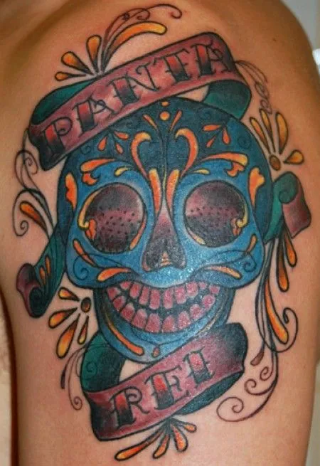 TATUAJE DE UNA CALAVERA MEXICANA CON ETIQUETAS