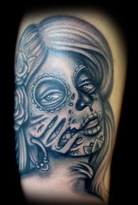 TATUAJE DE UNA CALAVERA MEXICANA CON GEMAS PRECIOSAS