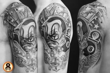 TATUAJE DE UNA CHICA PAYASO, CON ALGUNAS CARTAS EN EL SOMBRERO