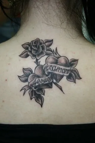 TATUAJE CORAZONES ROSA Y NOMBRES