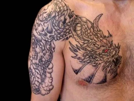 TATUAJE DE UN DRAGÓN EN EL BRAZO Y PECHO