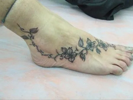 TATUAJE DE ENREDADERAS CON FLOR CAYENDO POR LA ESPALDA CON UN ...