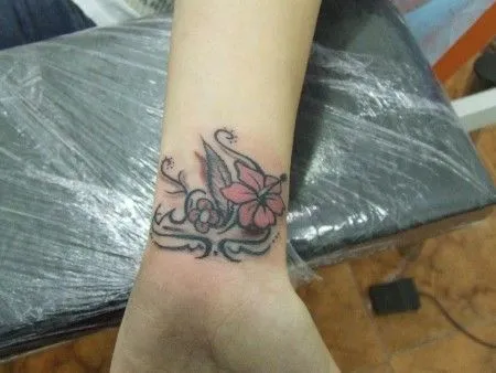 TATUAJE DE UNAS FLORES EN LA MUÑECA