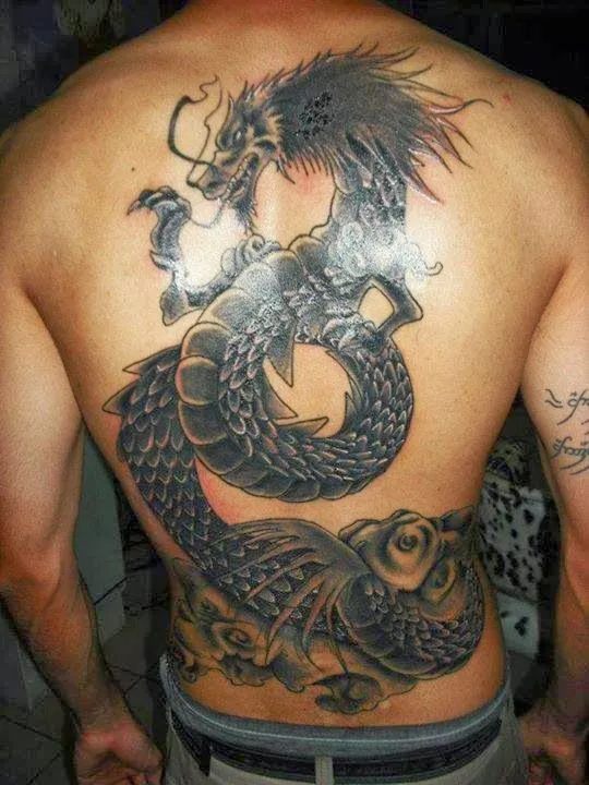 Tatuaje grande de dragon en la espalda | Fotos de Tatuajes