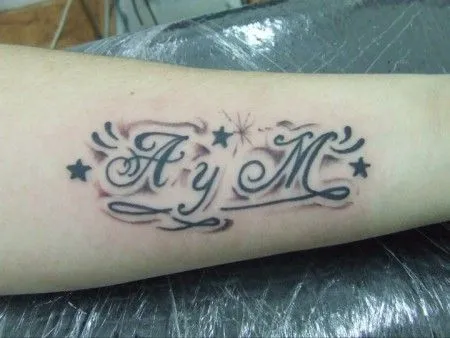 TATUAJE DE UNAS INICIALES CON UNA FECHA EN NÚMEROS ROMANOS