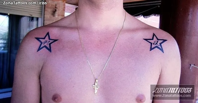 Tatuaje de Iriss - Iniciales Estrellas