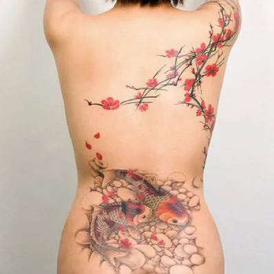 Tatuaje japonés de flores y peces