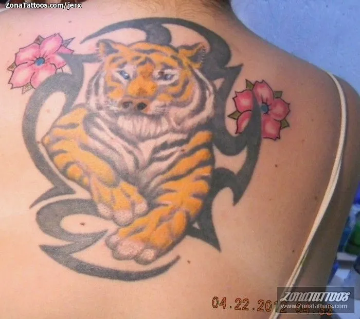 Tatuaje de jerx - Tigres Tribales Flores