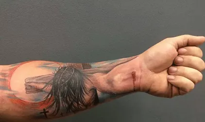 Tatuaje Jesús crucificado en el antebrazo | Fotos de Tatuajes