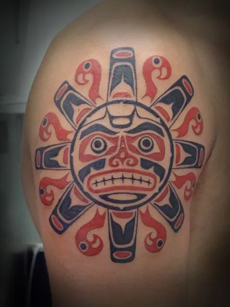 TATUAJE DE UN SOL MAYA EN EL HOMBRO