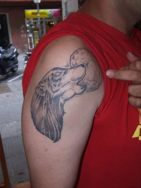 TATTOO DE UN LOBO AULLANDO A LA LUNA