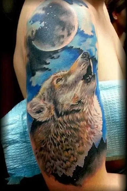 Tatuaje de lobo aullando a la luna a color | Fotos de Tatuajes