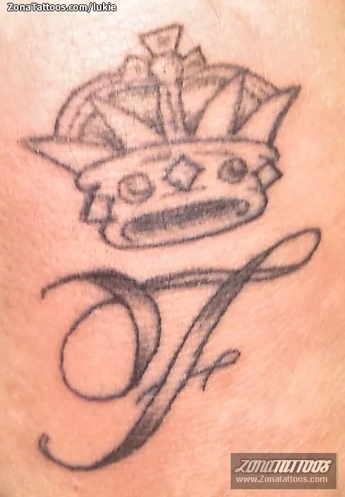 Tatuaje de lukie - Iniciales Letras Coronas