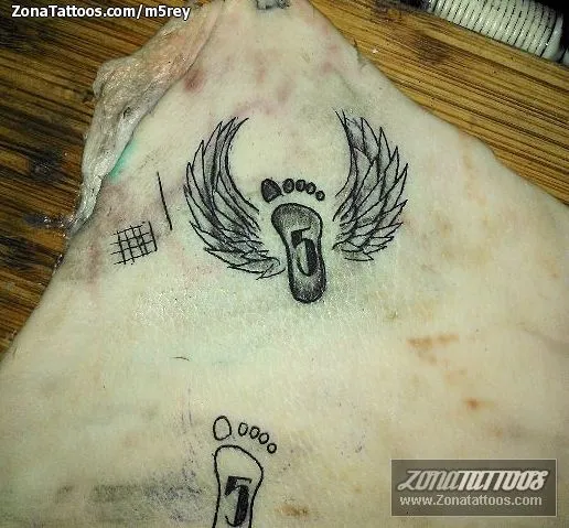 Tatuaje de m5rey - Pies Alas Piel de cerdo