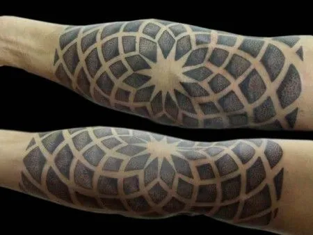 TATUAJE DE UN MANDALA EN EL CODO