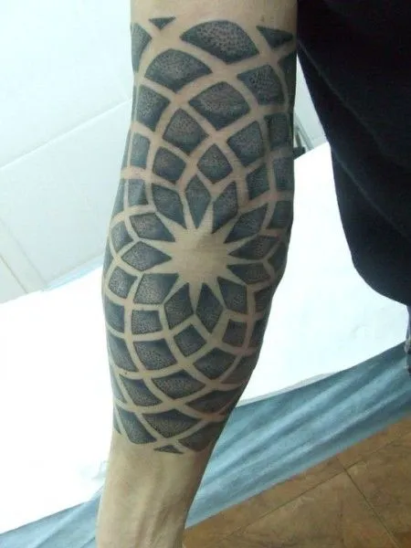 TATUAJE DE UN MANDALA EN EL CODO