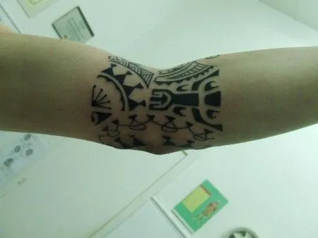 TATUAJE MAORI EN EL CODO