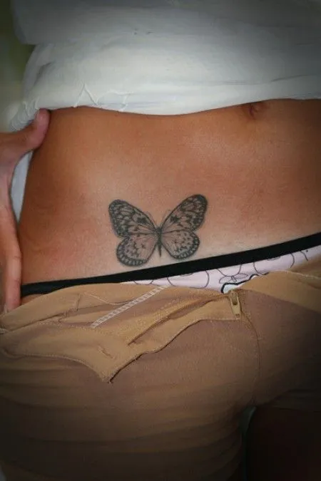 TATUAJE DE UNAS MARIPOSAS POSÁNDOSE SOBRE UNAS FLORES