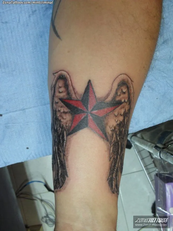 Tatuaje de mintcriminal - Estrellas Alas Astronomía