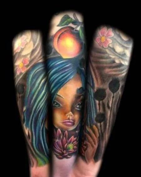 TATUAJE DE UNA NIÑA Y UN ÁRBOL CON UNA MANZANA