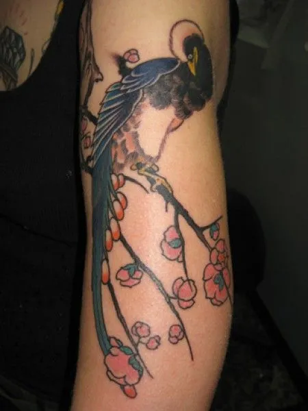 TATUAJE DE UNA NIÑA Y UN ÁRBOL CON UNA MANZANA