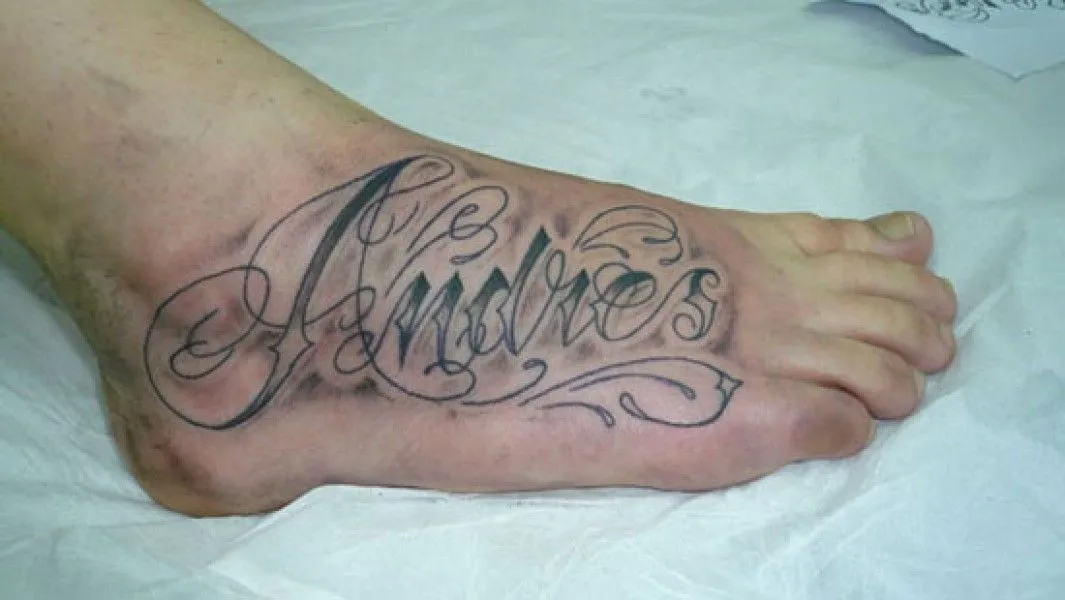 TATUAJE DEL NOMBRE ANDRES, EN EL PIÉ