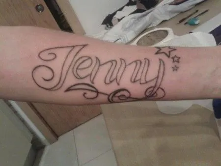 TATUAJE DEL NOMBRE JENNY EN EL ANTEBRAZO