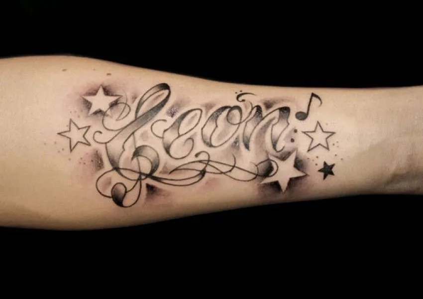 TATUAJE DEL NOMBRE LEON ENTRE NOTAS Y ESTRELLAS