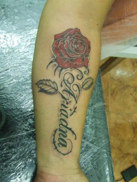 TATUAJE DE UN NOMBRE CON UNA ROSA