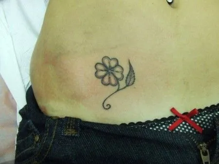 TATUAJE DEL NOMBRE SILVIA CON ALGUNAS PEQUEÑAS FLORES