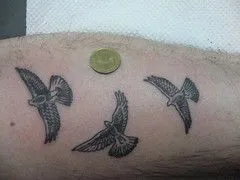 tatuaje de tres palomas por Api