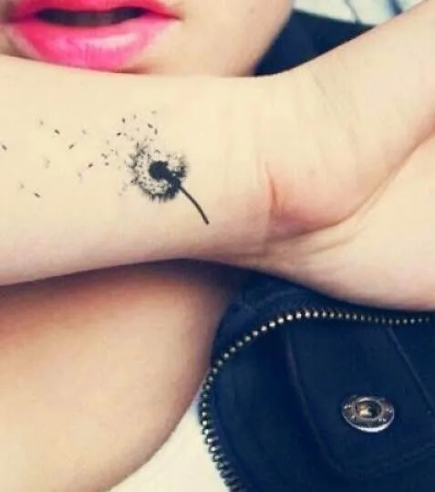 Tatuaje de palomas en la muñeca - Imagui