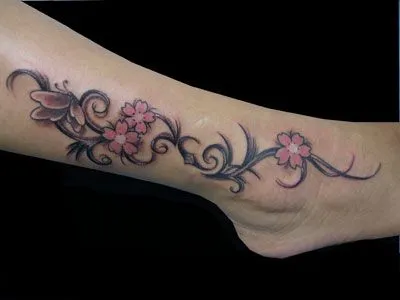 por otro lado este tatuaje esta hecho con pequenas flores