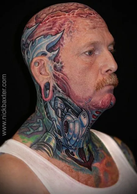 TATUAJE DE PIEL EXTRATERRESTRE EN CABEZA Y CUELLO