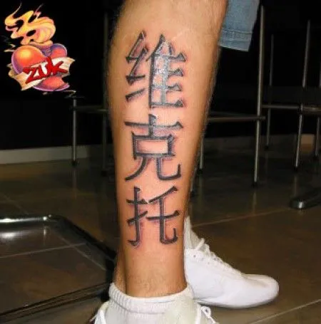 TATUAJE DE UNA CARA CON KANJIS EN LA PIERNA