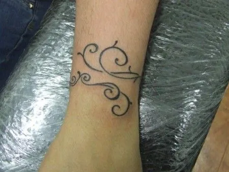 TATUAJE DE UNA PULSERA DE FINAS LINEAS