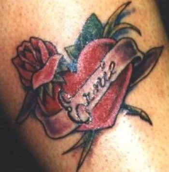 TATUAJE DE UNA ROSA CON ETIQUETAS Y 3 NOMBRES