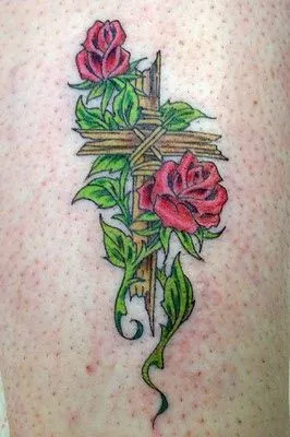 Tatuaje de rosas con cruz