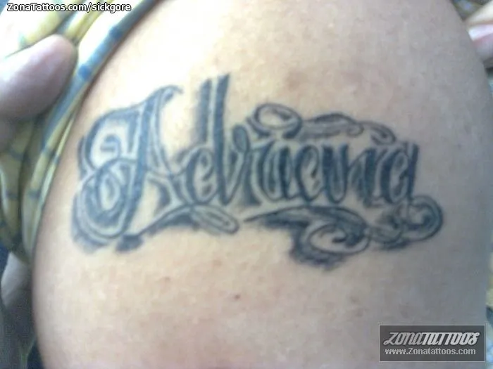 Tatuaje de sickgore - Letras Nombres Adriana