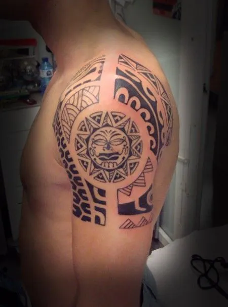 TATUAJE DE UN SOL MAYA EN LA ESPALDA