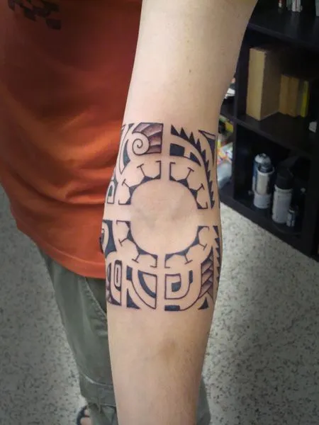 Tatuajes maories codo - Imagui