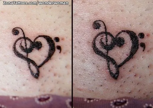 Tatuaje de WonderWoman - Notas Musicales Corazones