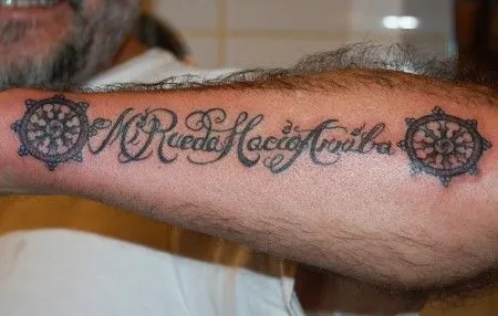 TATUAJE DE UNA FRASE EN EL ANTEBRAZO