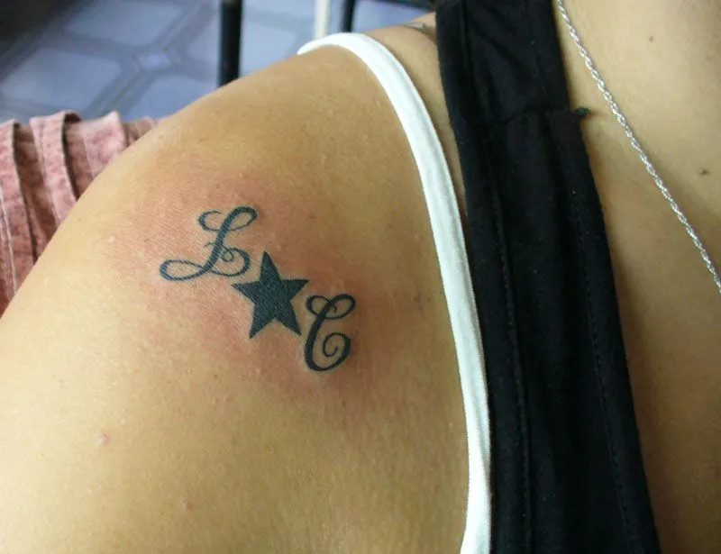 Tatuajes de Estrellas: Estrellas Iniciales - Estrellas con destellos