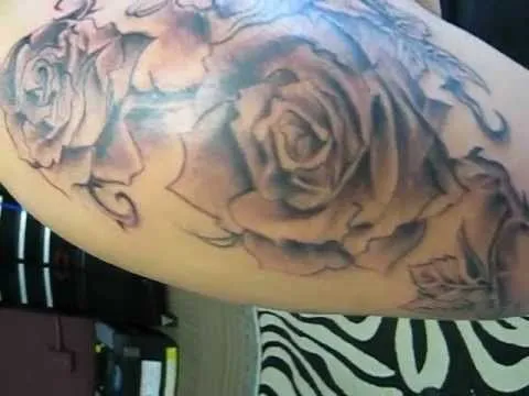 Tatuajes de rosas en blanco y negro - Imagui