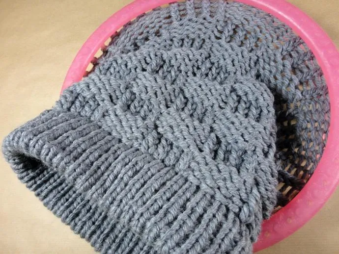 Teje en punto canasta un gorro slouchy beanie con telar circular ...
