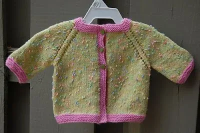 TEJIENDO A DOS AGUJAS: Cardigan para bebe