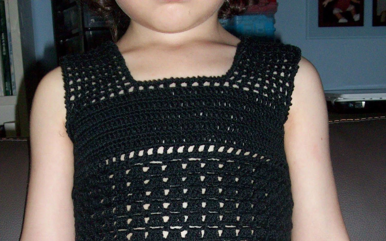 Tejiendo las horas: Blusa crochet de niña, en negro.