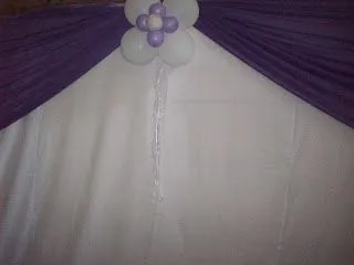 TELON DE FONDO CON SOBRETELA VIOLETA Y DETALLE CENTRAL CON GLOBOS $ ...